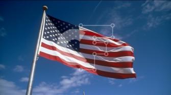 Bandiera americana chiara e patriottica contro il cielo blu foto