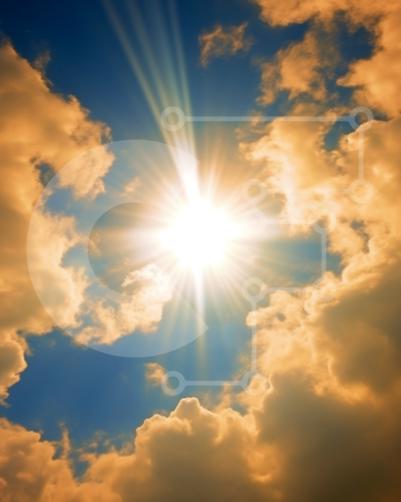 Bellissima immagine di una giornata di sole con cielo azzurro e nuvole  bianche foto stock