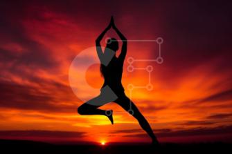 Mulher praticando ioga na praia ao pôr do sol fotos, imagens de