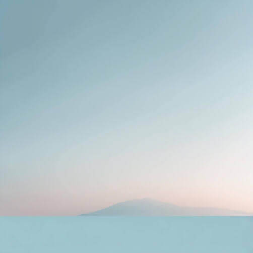 Mann steht am Ufer eines Ozeans mit Bergen im Hintergrund Hintergründe thumbnail