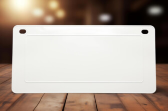 Witte Laptop Computer op Oude Houten Tafel met Sfeerverlichting Witte Laptop Computer op Oude Houten Tafel met Sfeerverlichting thumbnail