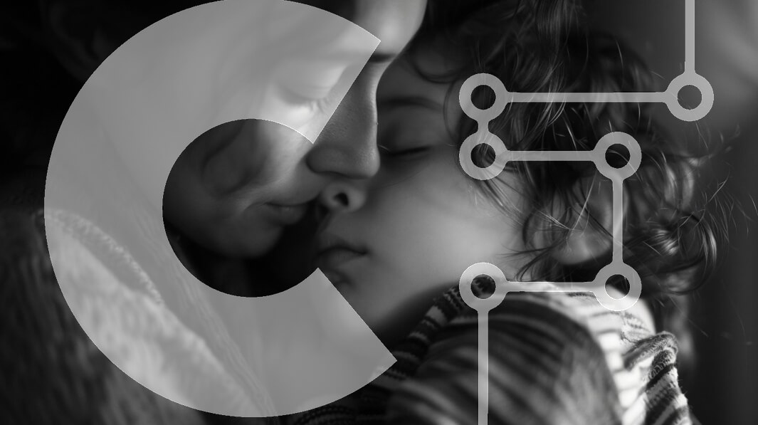 Imagen en blanco y negro de una madre abrazando a su hijo dormido fotos ...