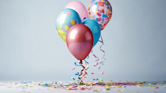 Celebra con palloncini vibranti e coriandoli su sfondo bianco foto stock