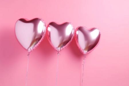 Freudiges Bild von drei herzförmigen Ballons auf einem rosa Hintergrund