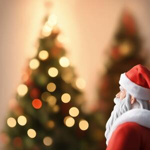 Figura do Papai Noel em frente à Árvore de Natal com Luzes Planos de Fundo thumbnail